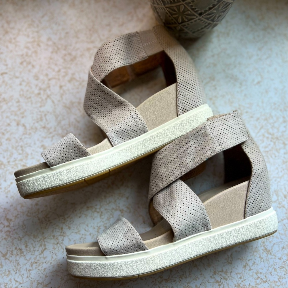 Beautiful shoes, worn once to try on. Ordered a size too big!